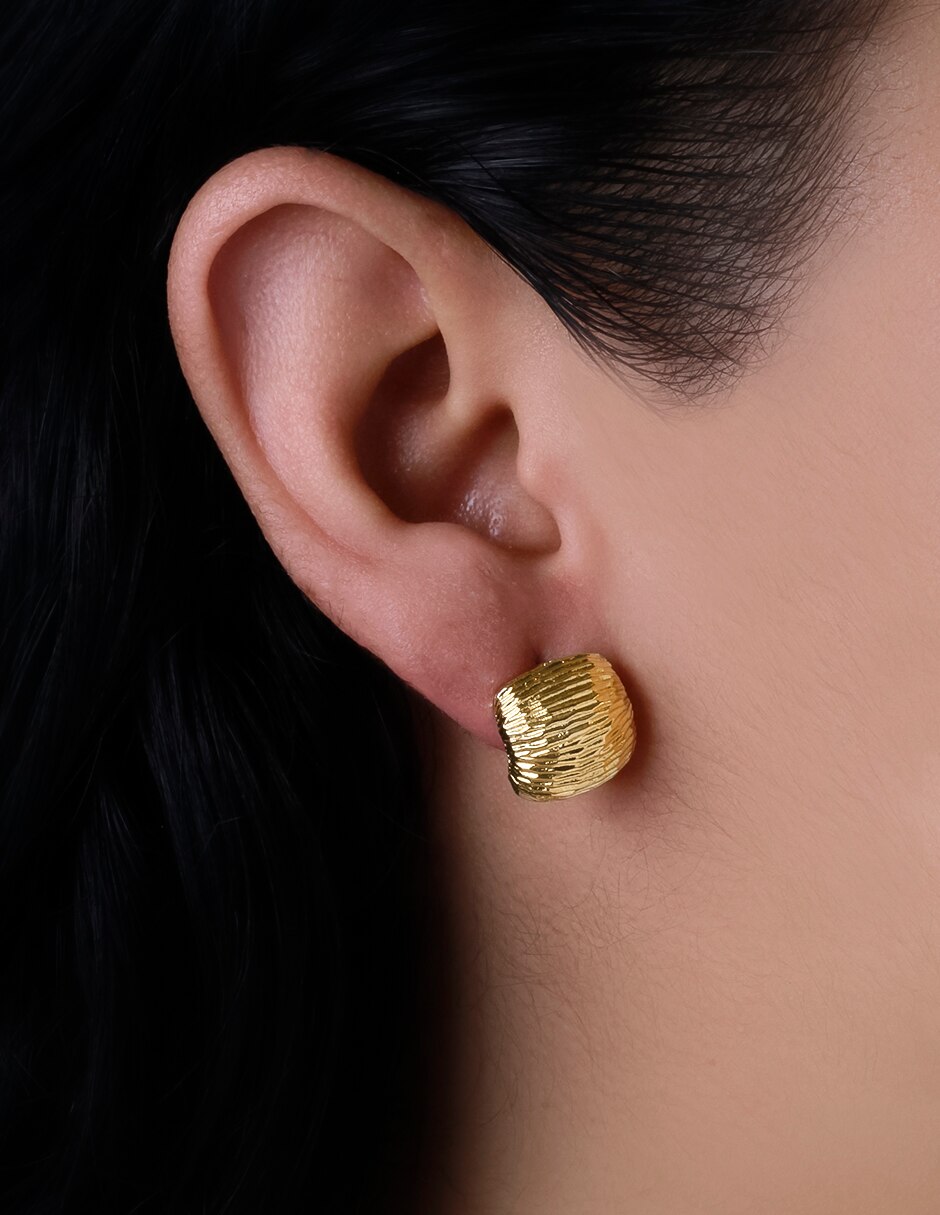 Aretes cuadrados con acabado texturizado 4