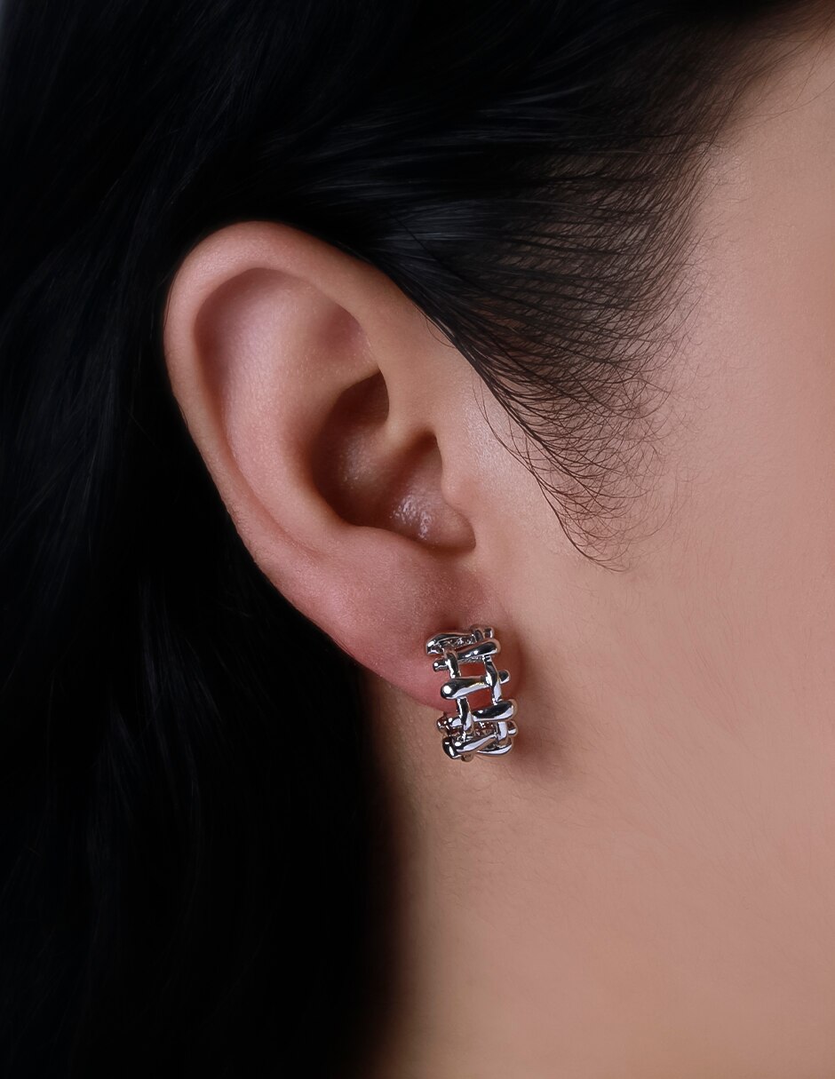 Aretes redondos con acabado baño de rodio 4