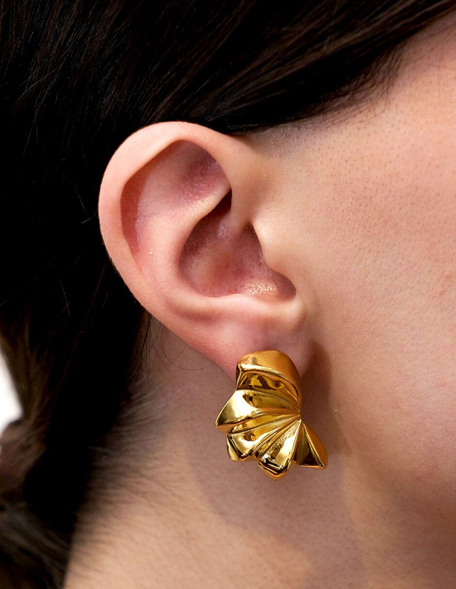 Aretes de flor con acabado chapa de oro