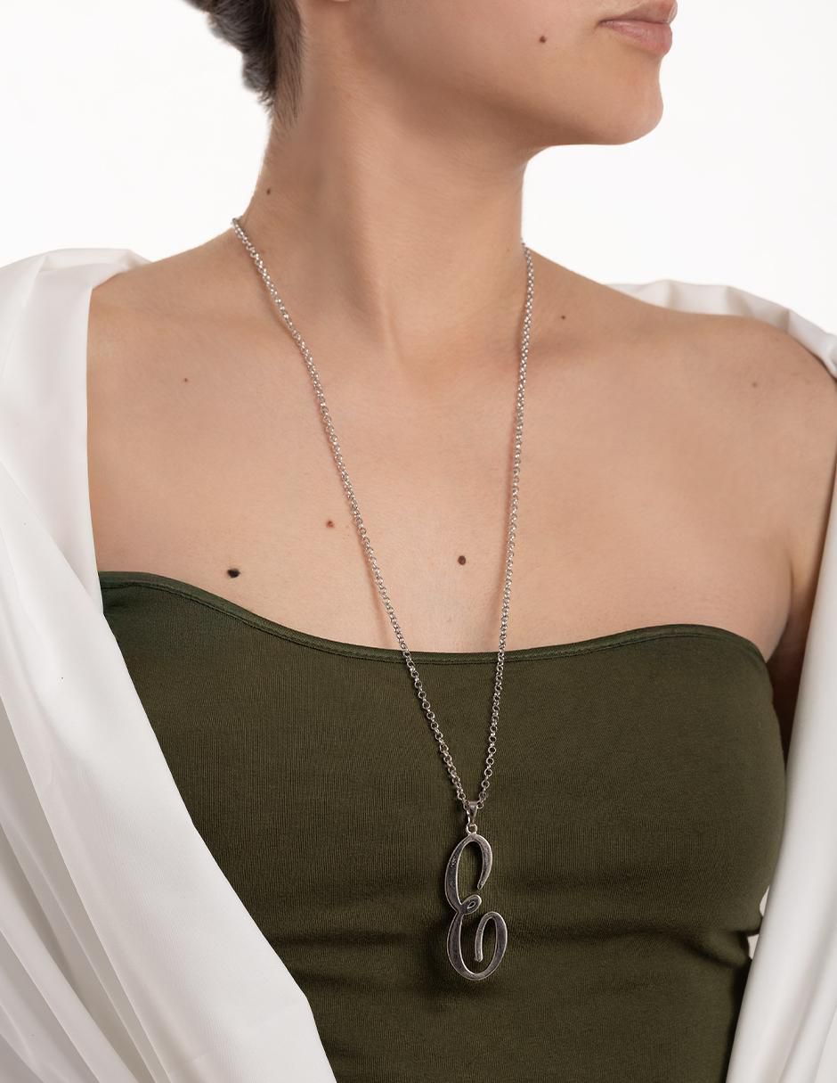Collar con dije letra e 2
