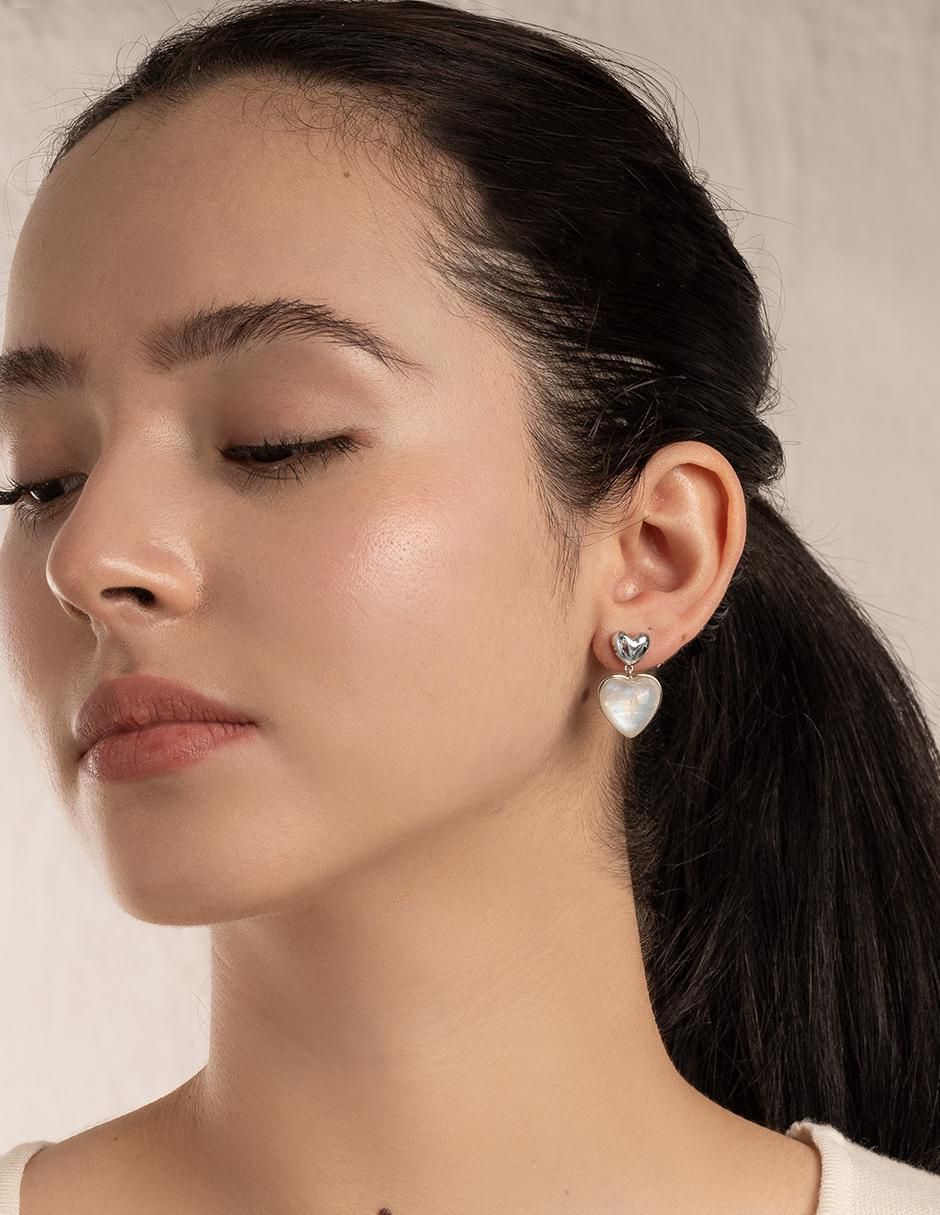Aretes de corazón con acabado baño de rodio 4