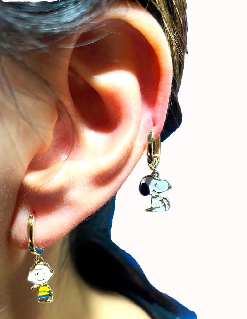 Set de aretes Snoopy con acabado pulido 3