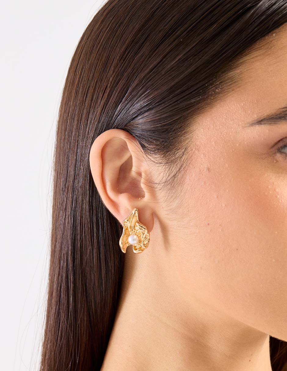 Aretes de flor con acabado pavé 7