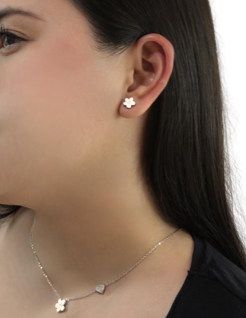 Aretes y collar de flor