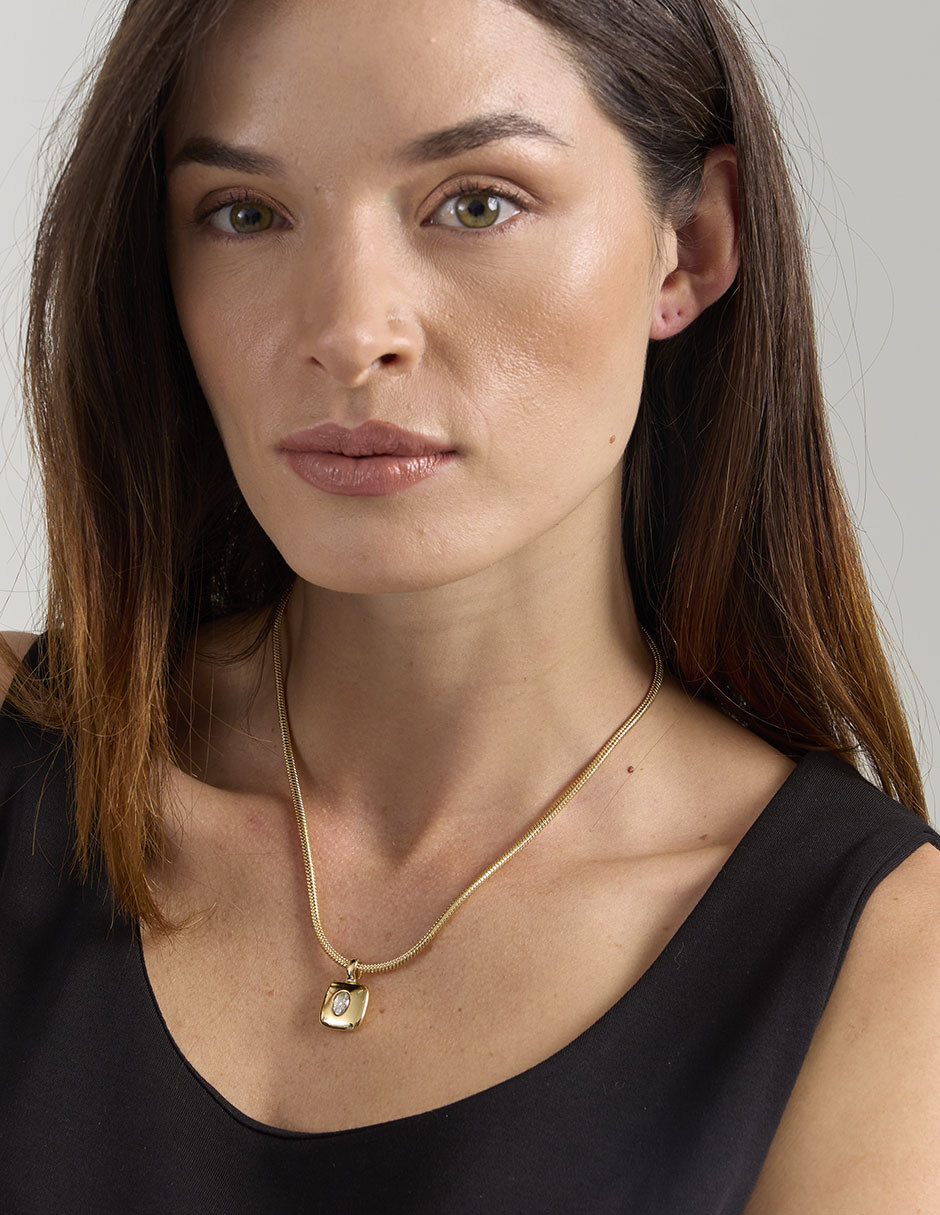 Collar con dije cuadrada 3