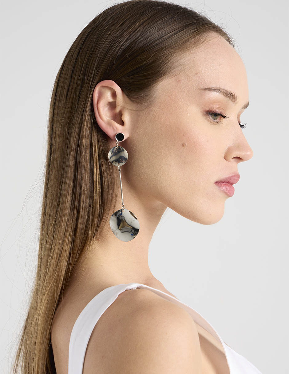 Aretes largos con acabado brillante 4