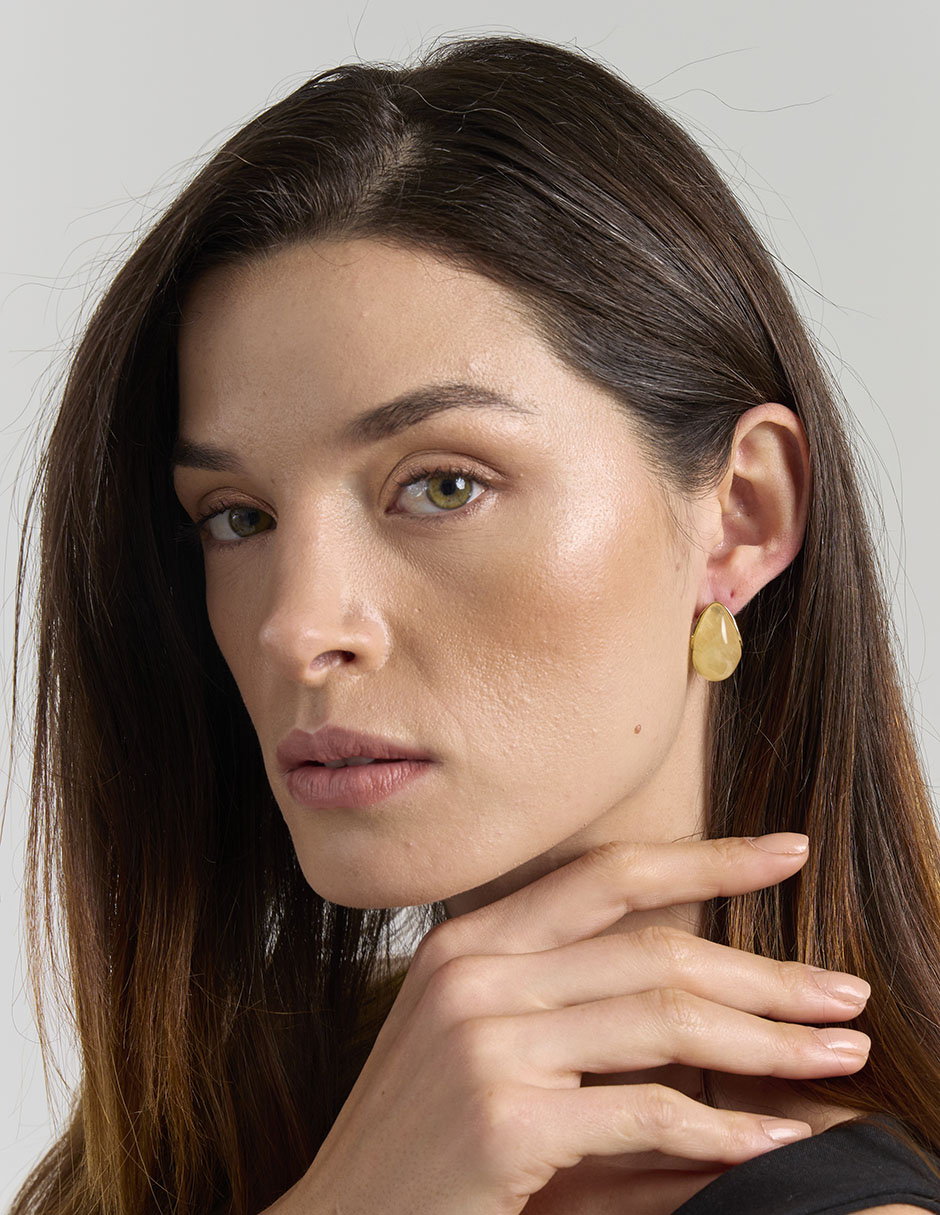 Aretes cortos con acabado pulido