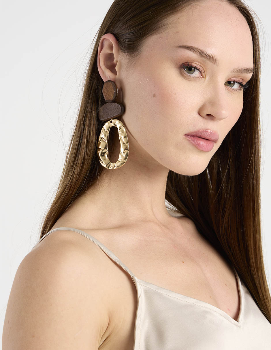 Aretes largos Map con acabado martillado