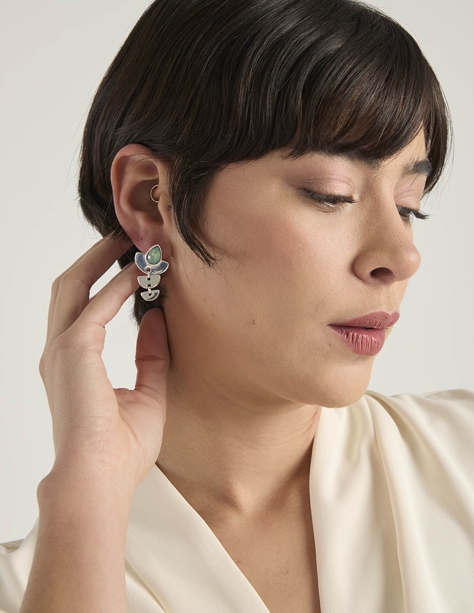 Aretes cortos con acabado brillante Aretes cortos con acabado brillante