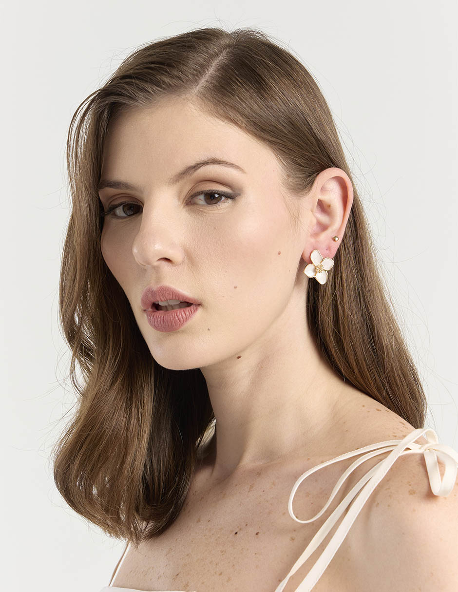 Aretes de flor con acabado brillante 4