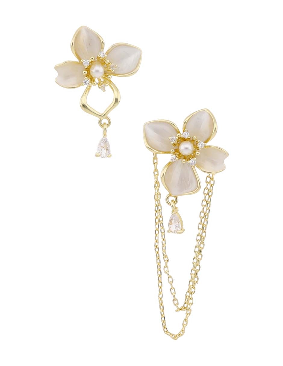 Aretes de flor con acabado brillante