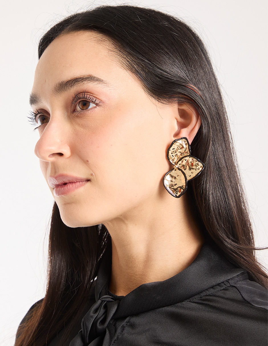 Aretes de flor con acabado esmaltado 4