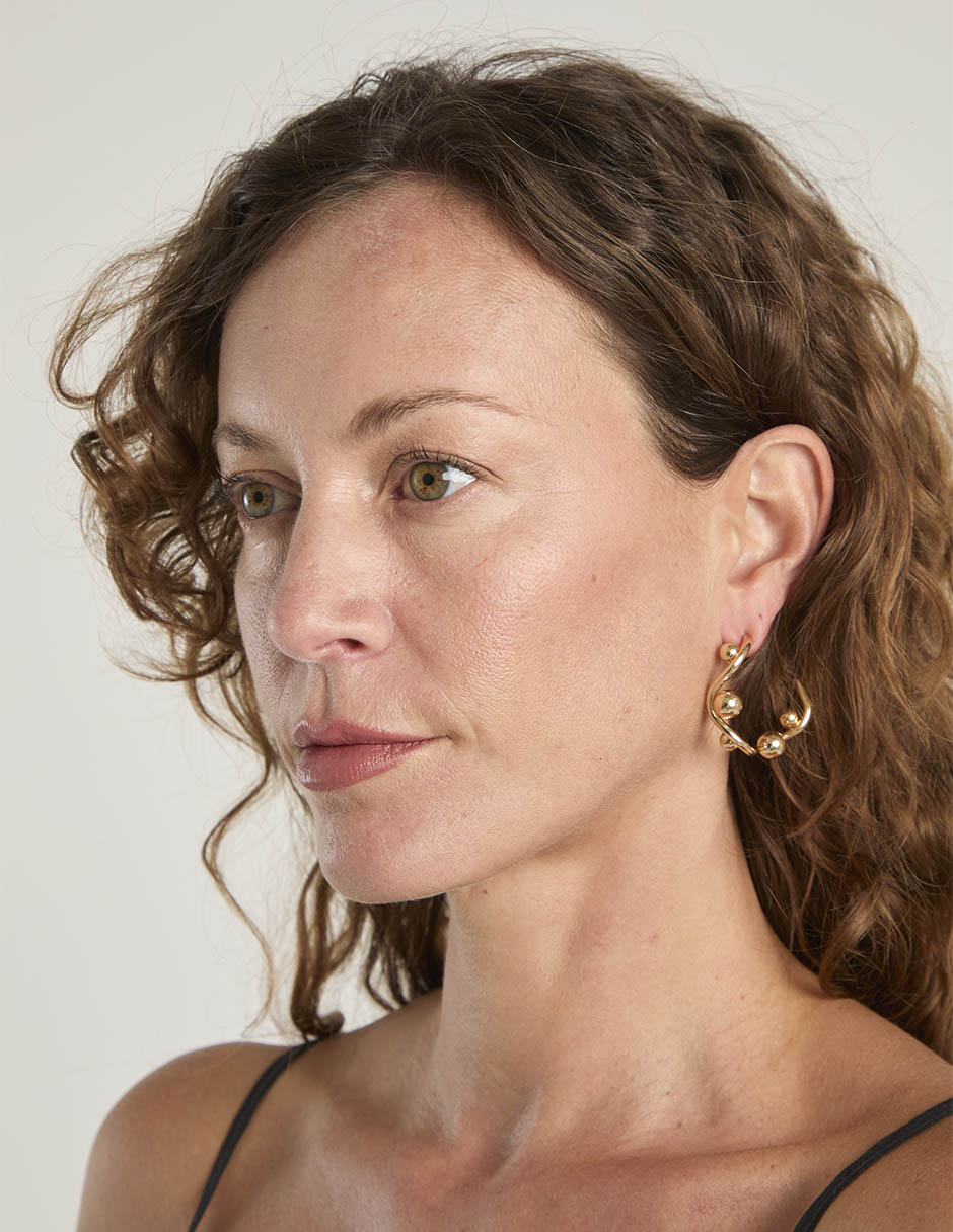 Aretes largos con acabado brillante Aretes largos con acabado brillante