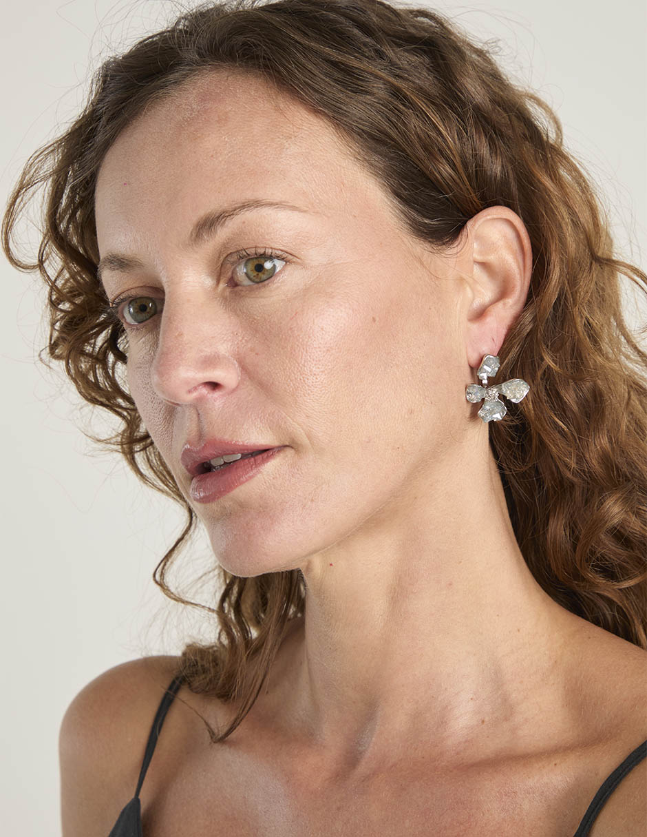 Aretes de flor con acabado brillante 4