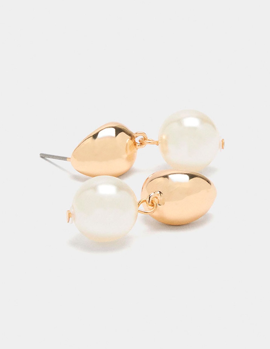 Aretes con acabado brillante perla