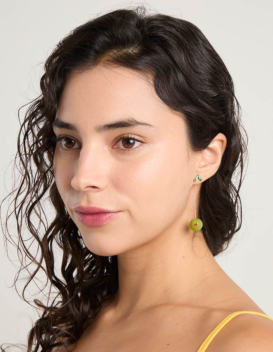 Aretes largos de cereza con acabado liso Aretes largos de cereza con acabado liso