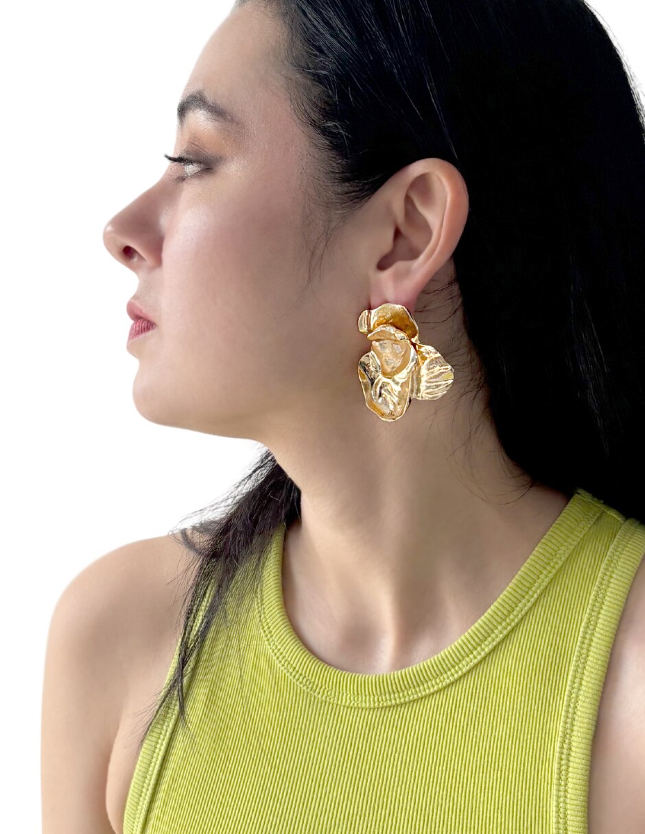 Aretes de flor con acabado brillante 2