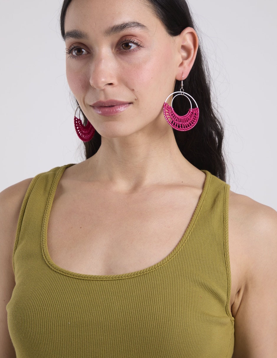 Aretes largos redondos Map con acabado texturizado