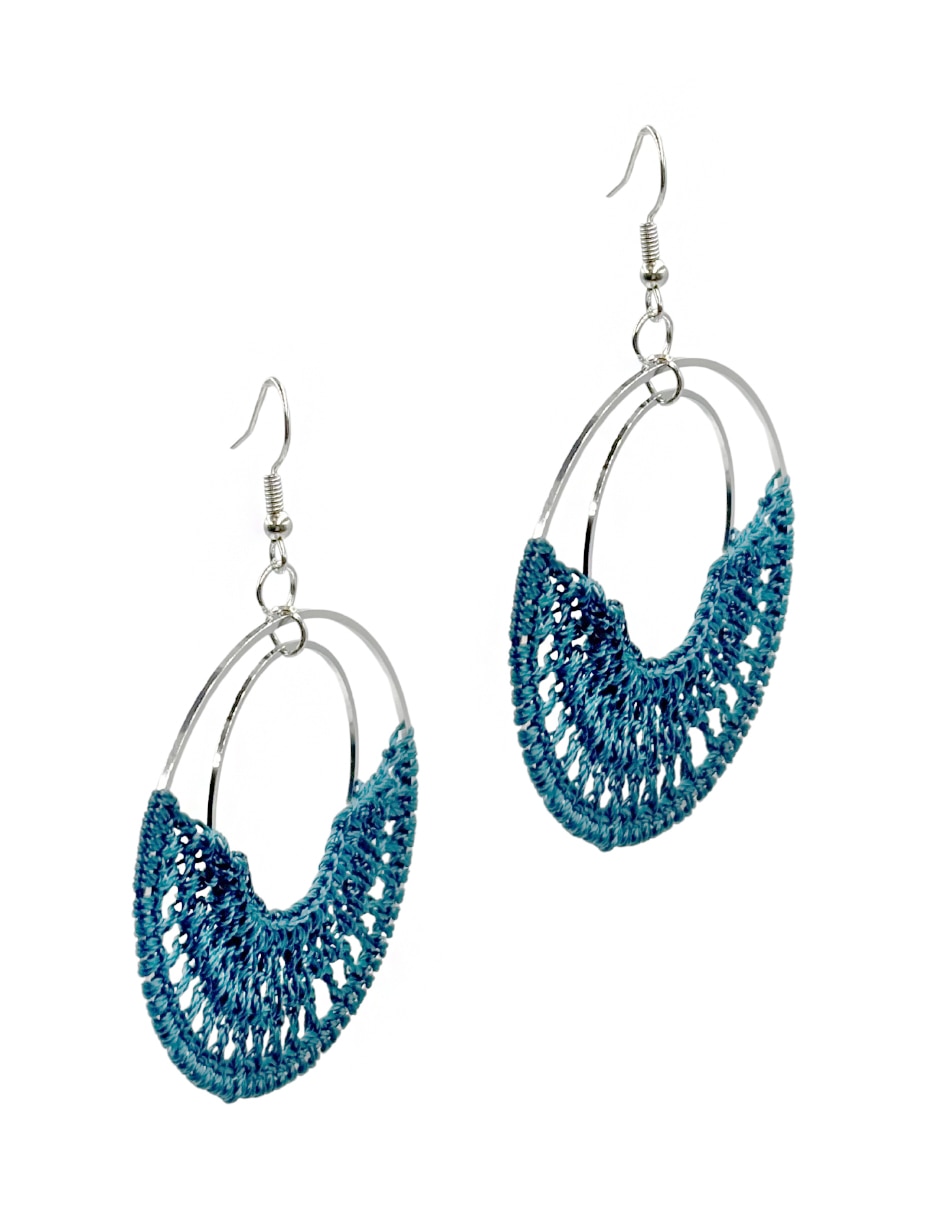 Aretes largos Map con acabado texturizado
