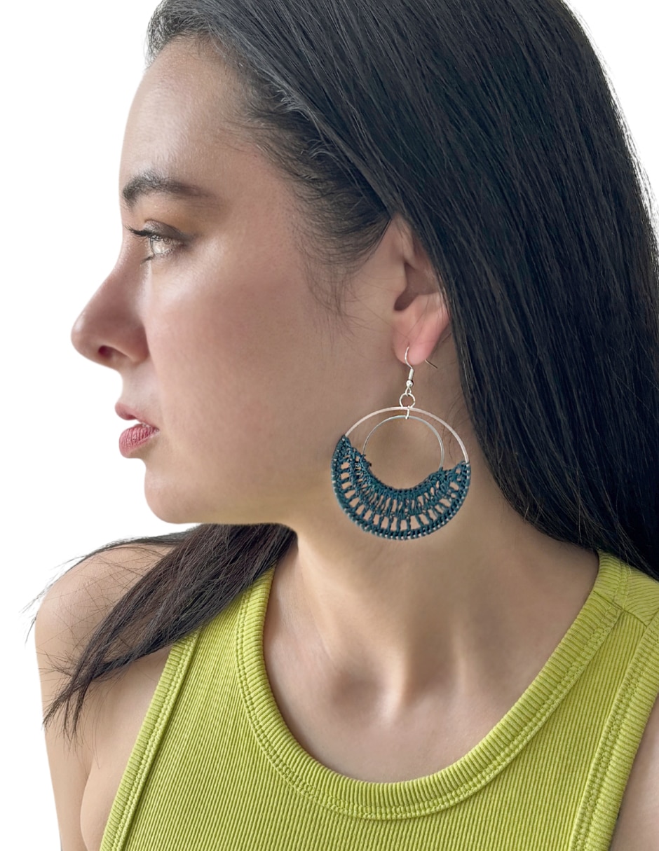 Aretes largos Map con acabado texturizado