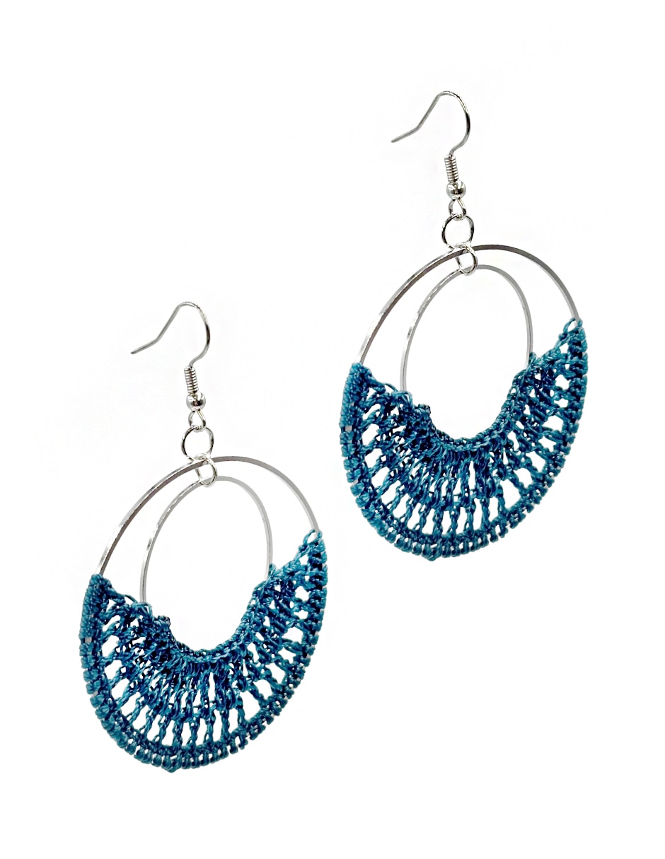 Aretes largos Map con acabado texturizado