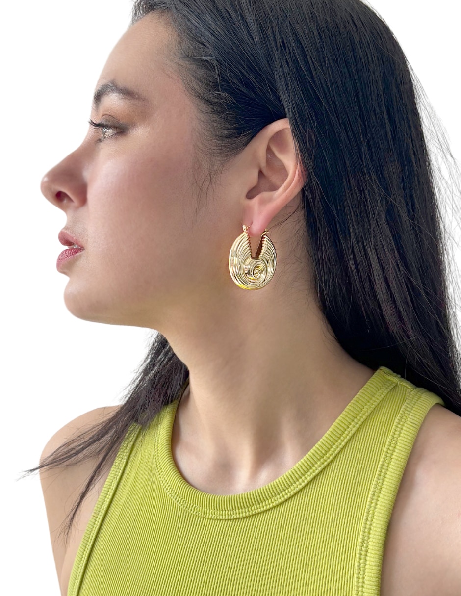 Aretes huggies de caracol con acabado brillante 3