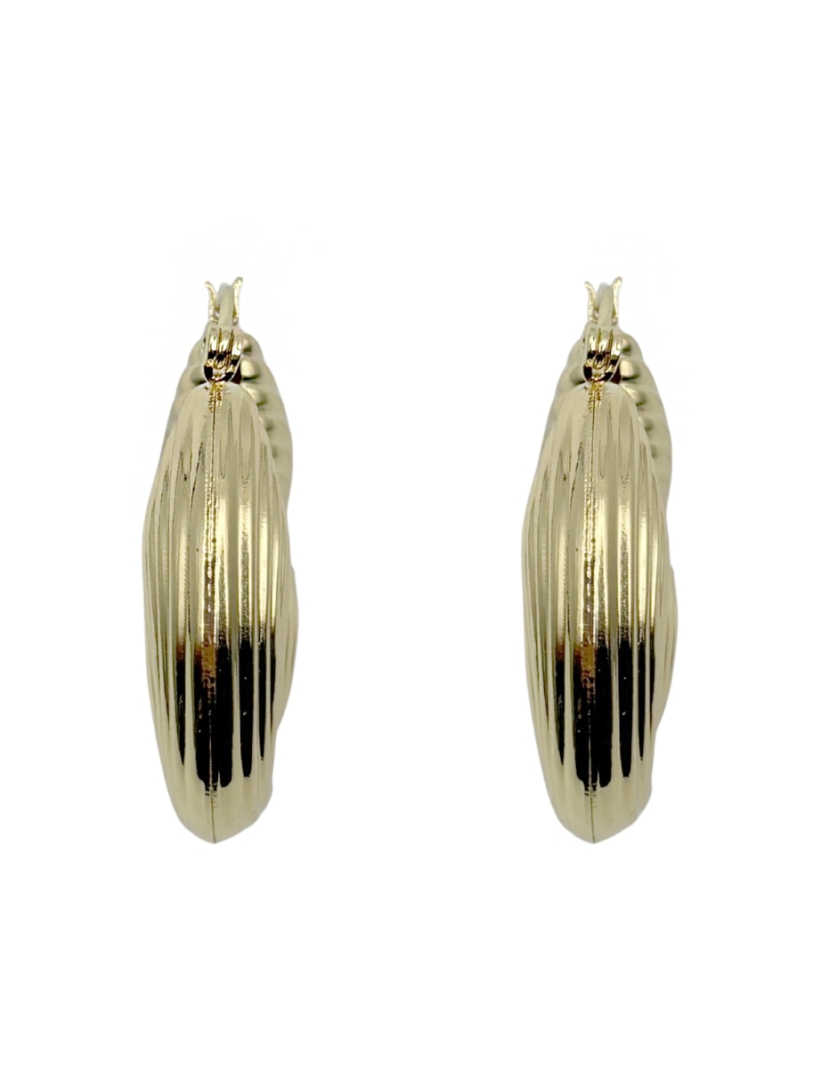 Aretes huggies de caracol con acabado brillante 4