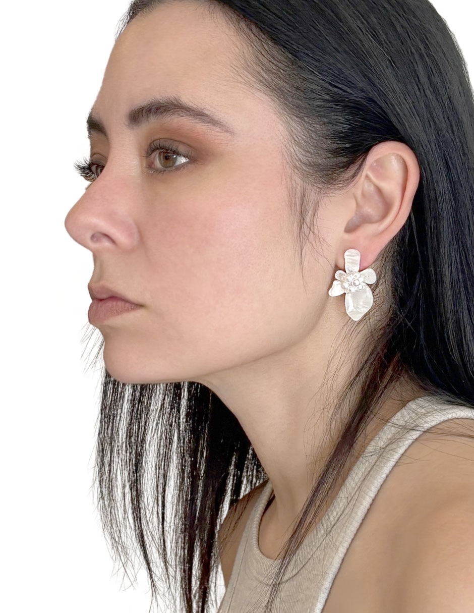 Aretes largos de flor Map con acabado liso