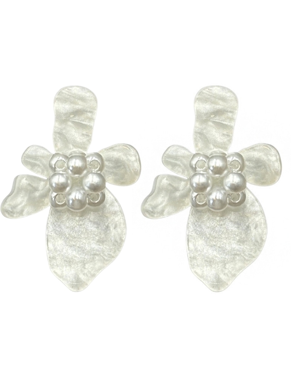 Aretes largos de flor con acabado liso