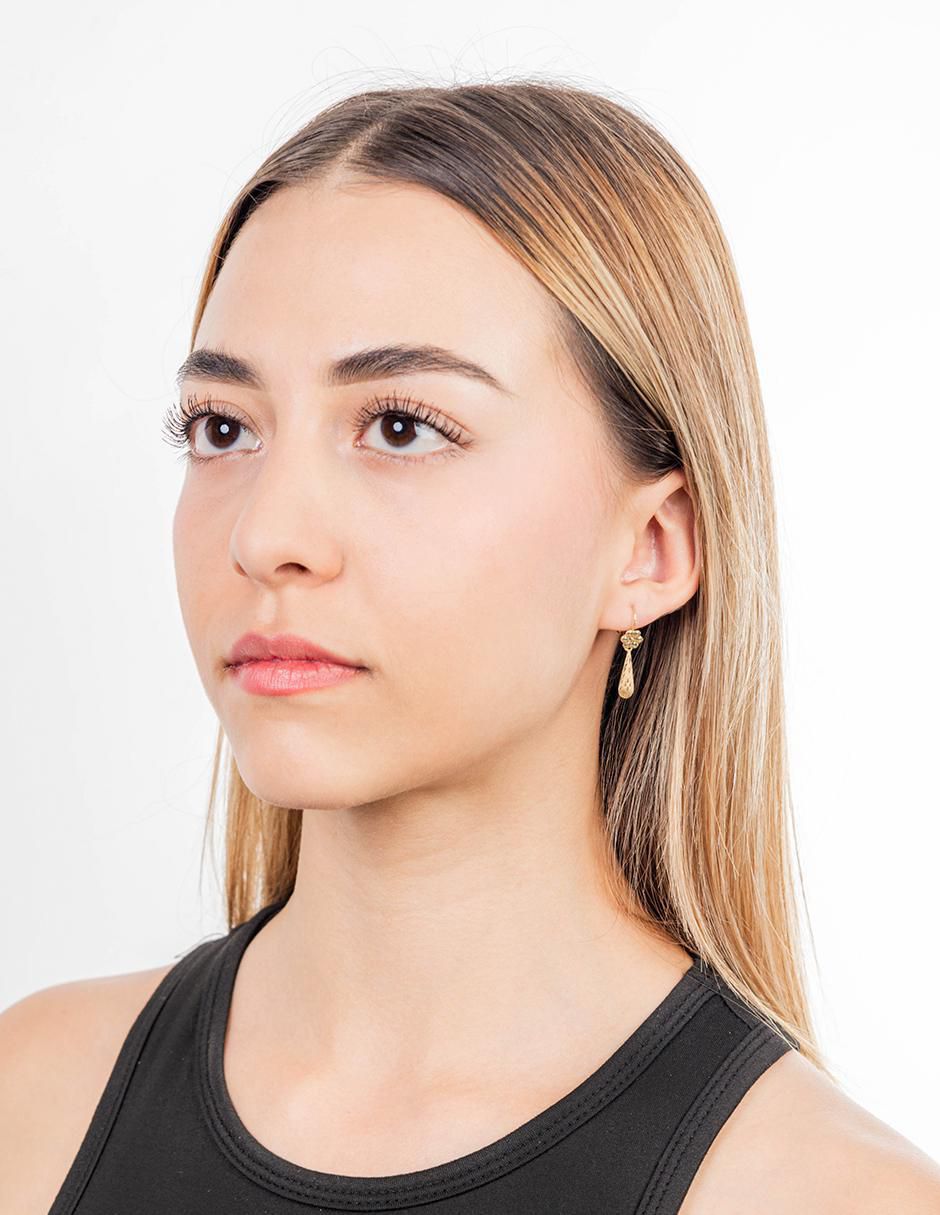 Aretes de flor de oro 10 K con acabado texturizado 3
