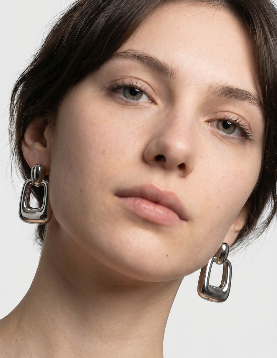 Aretes largos con acabado brillante