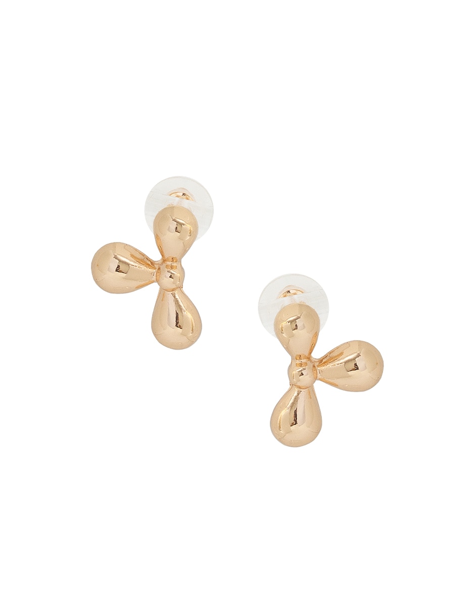 Aretes de flor con acabado brillante