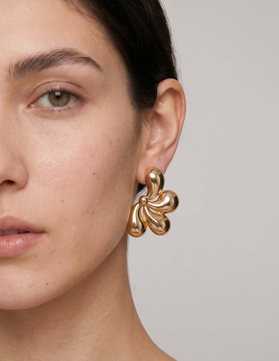 Aretes largos de flor con acabado brillante Aretes largos de flor con acabado brillante