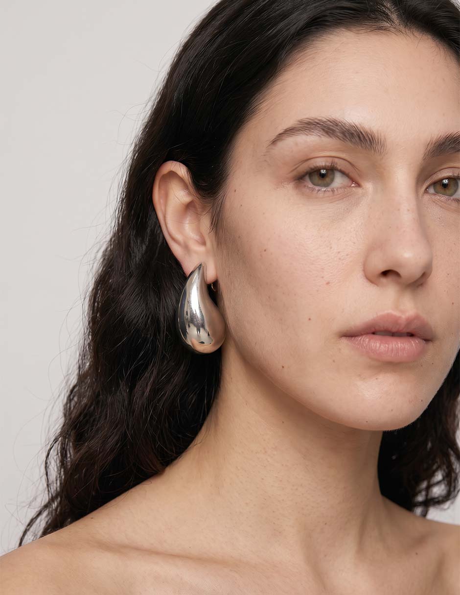 Aretes largos de gota Map con acabado pulido