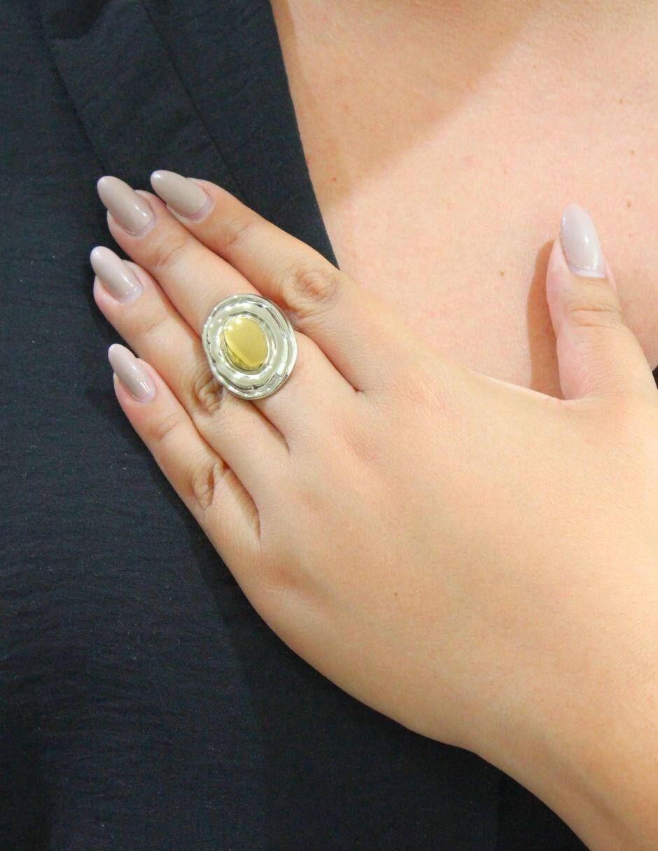 Anillo de oval brillante