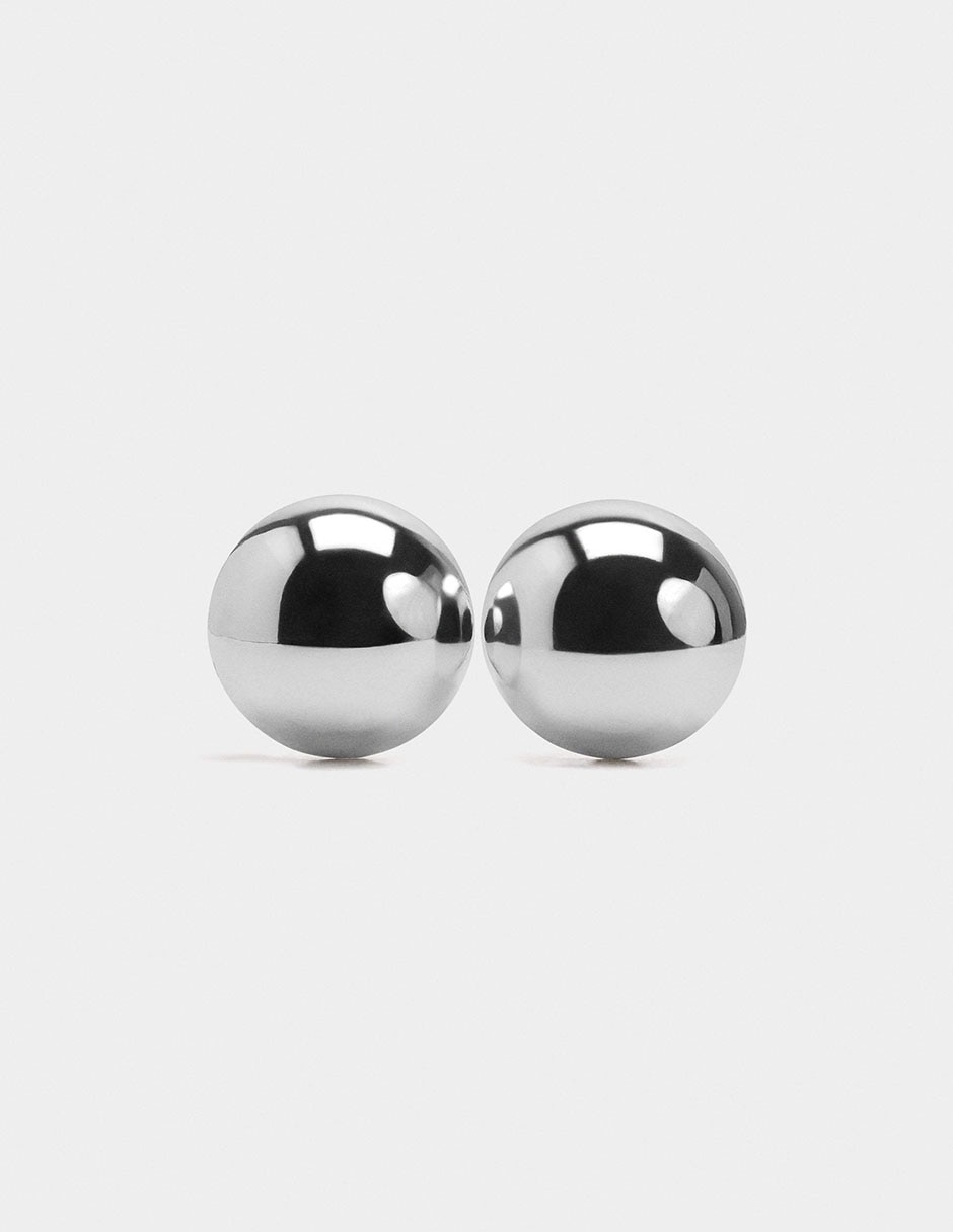 Aretes cortos con acabado brillante
