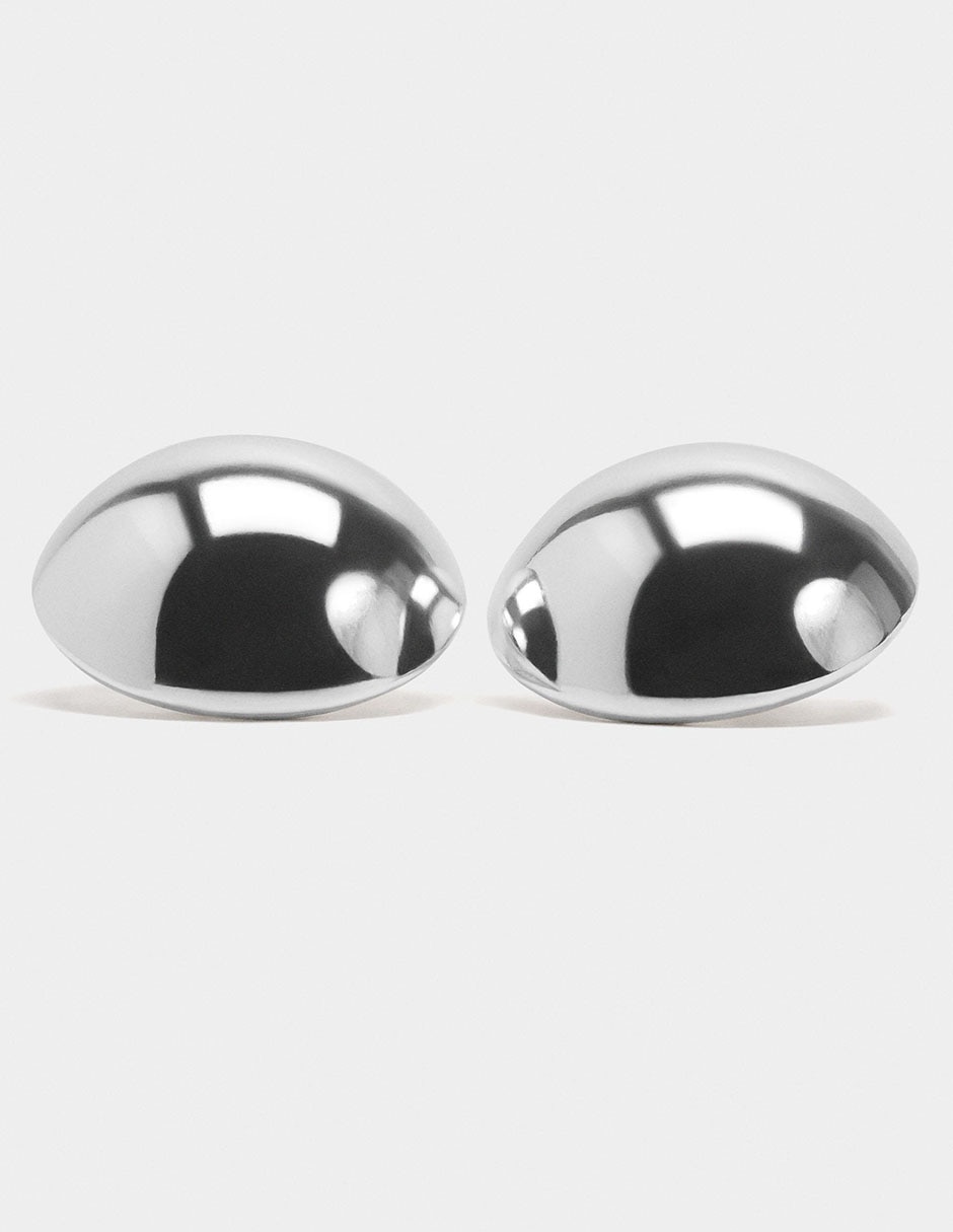 Aretes cortos con acabado brillante