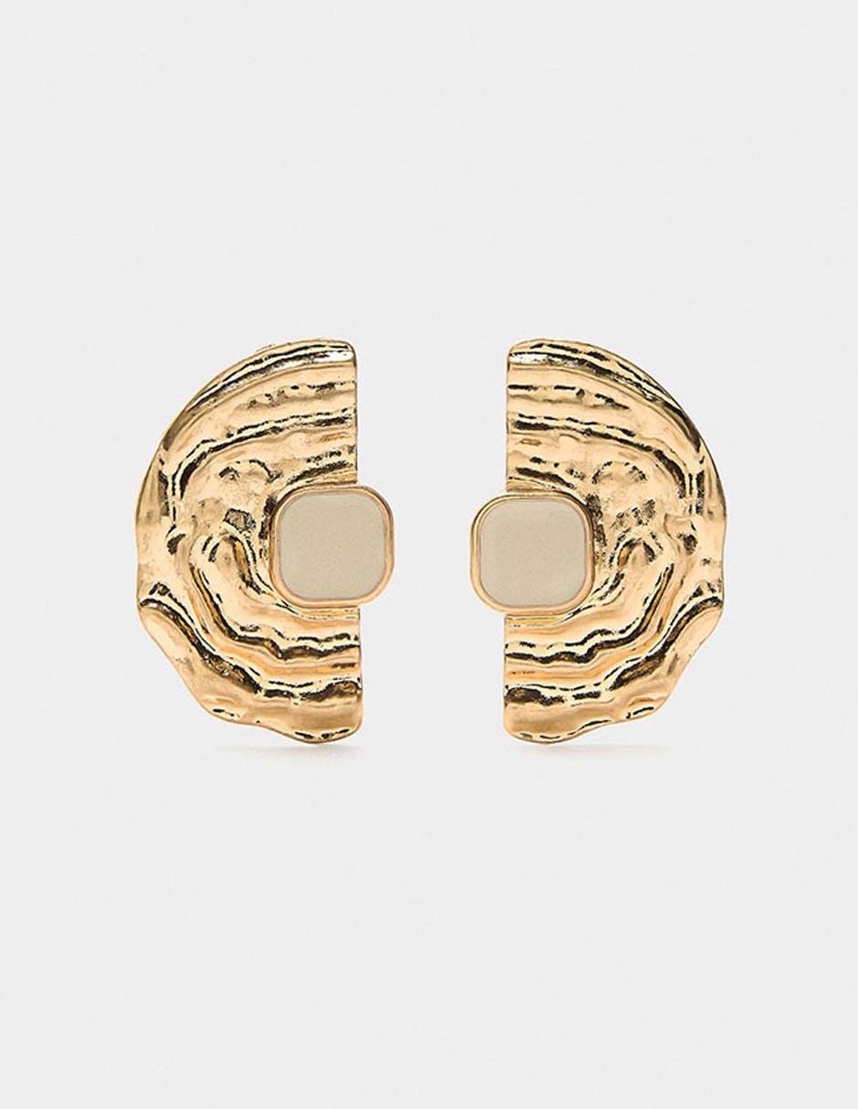 Aretes largos con acabado texturizado