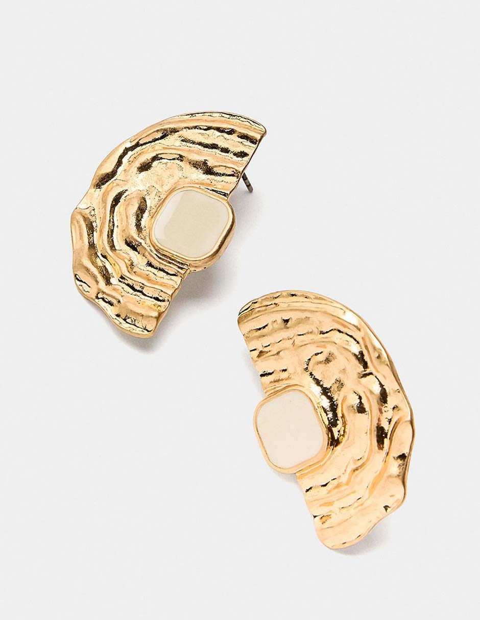 Aretes largos con acabado texturizado