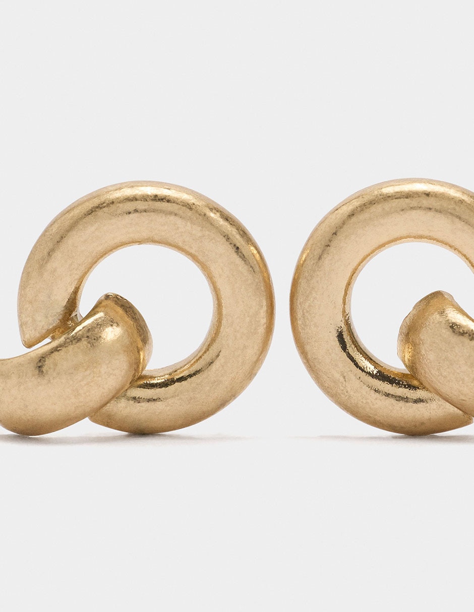 Aretes cortos con acabado brillante