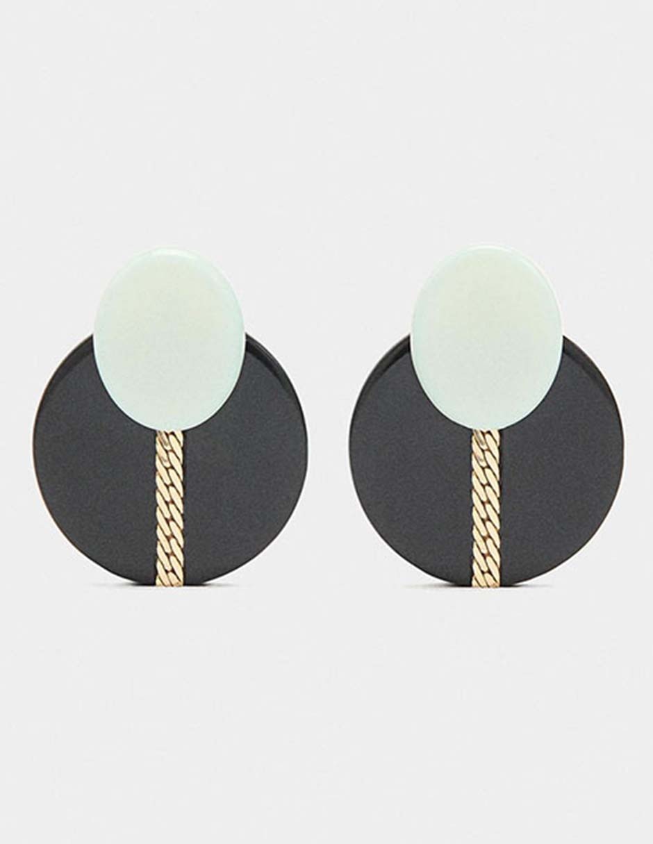 Aretes cortos con acabado liso