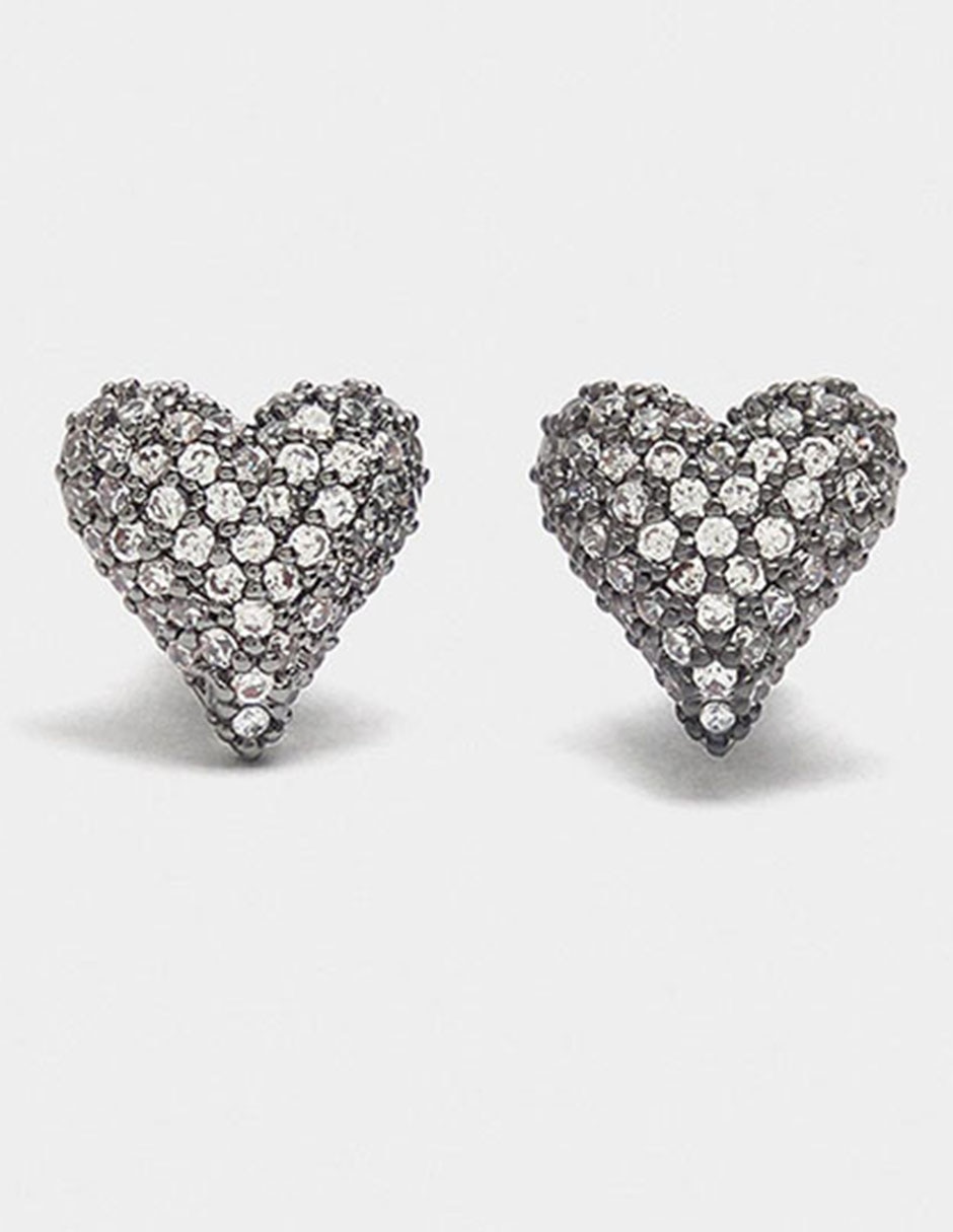 Aretes cortos de corazón con acabado pavé
