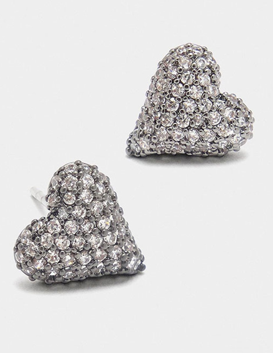 Aretes cortos de corazón con acabado pavé