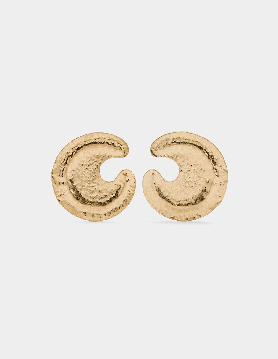 Aretes cortos con acabado martillado