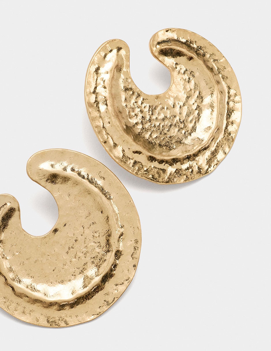 Aretes cortos con acabado martillado