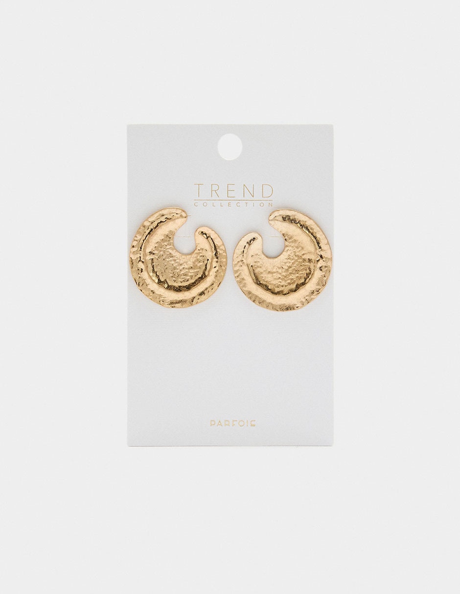 Aretes cortos con acabado martillado