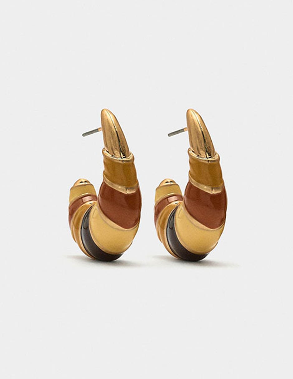 Aretes largos Amber con acabado esmaltado Aretes largos Amber con acabado esmaltado