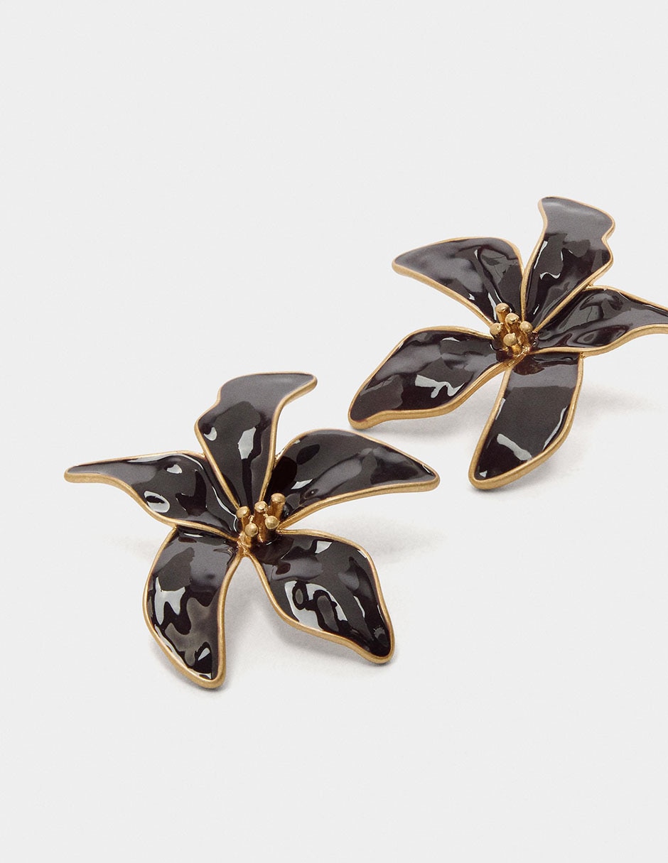 Aretes cortos Petals con acabado pulido