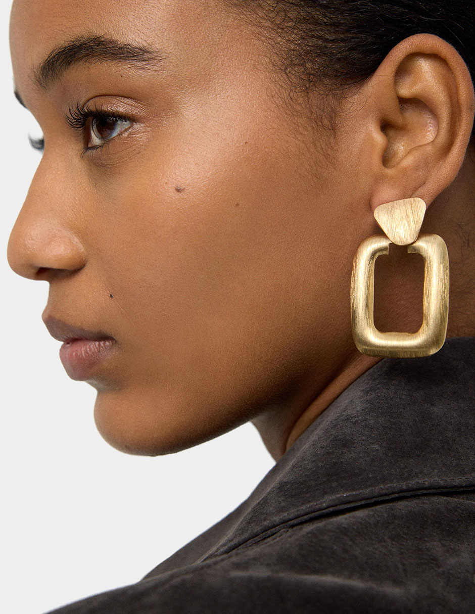 Aretes largos rectangulares Parfois Trend Extra con acabado cepillado