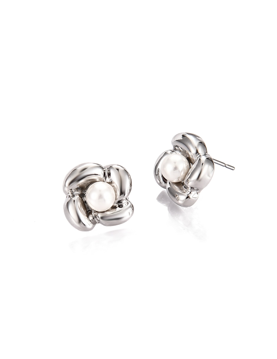 Aretes cortos de flor con acabado brillante